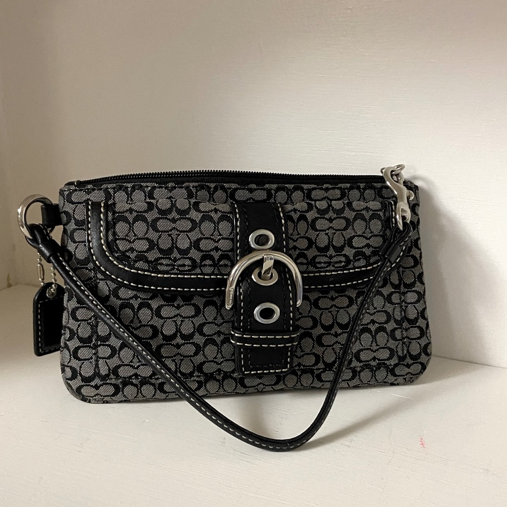 EUC Coach Wristlet Signature Buckle